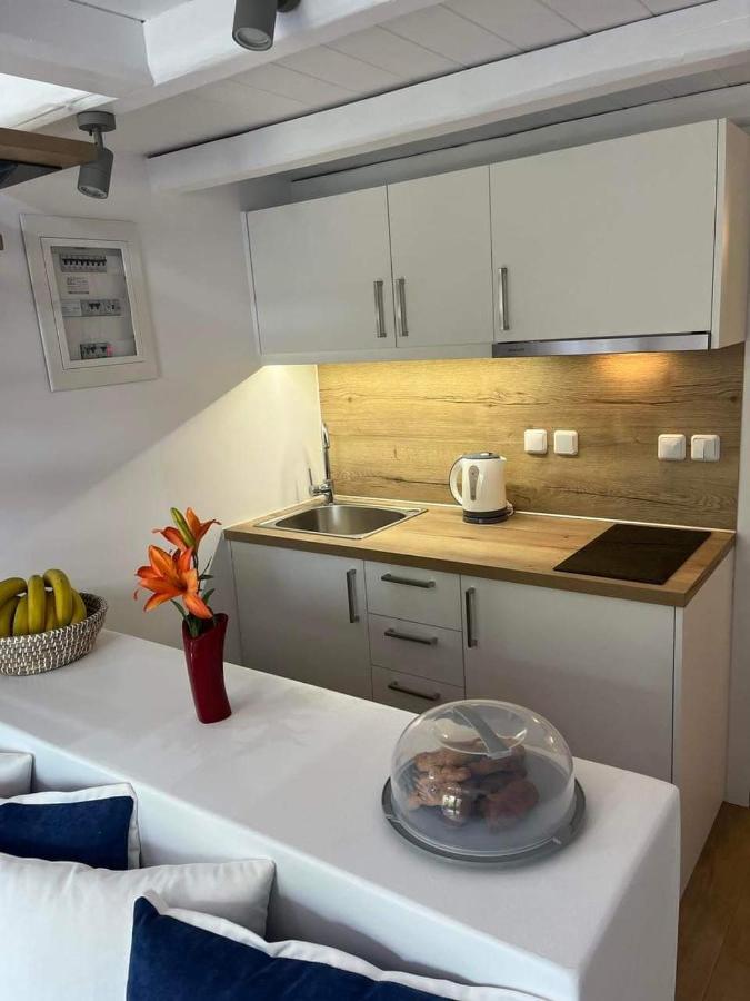 Oasis Rooms Каристос Екстериор снимка
