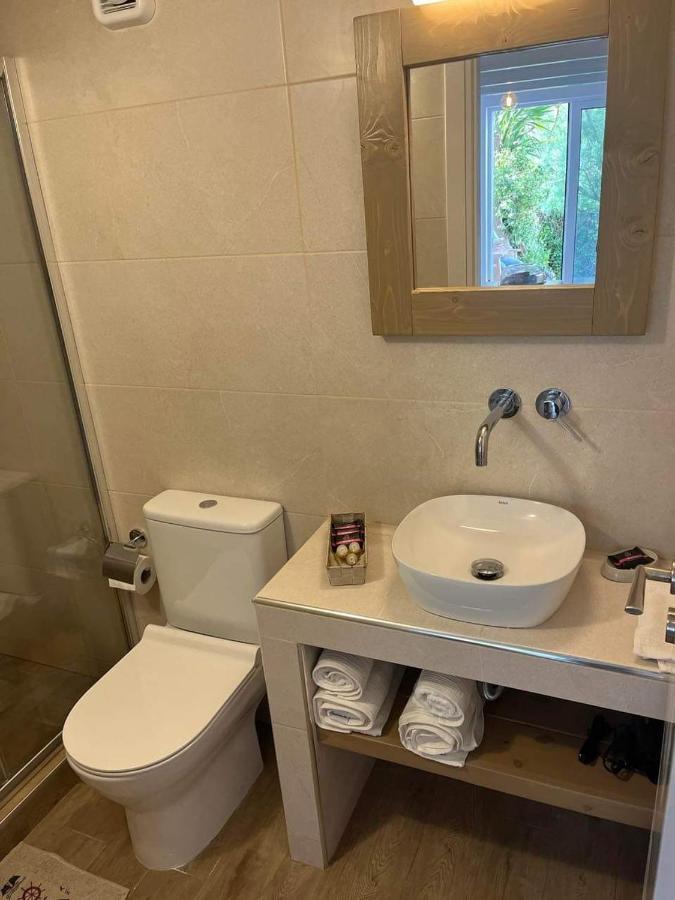 Oasis Rooms Каристос Екстериор снимка